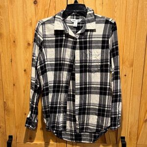 Old Navy Black and Cream Plaid Women's Shirt